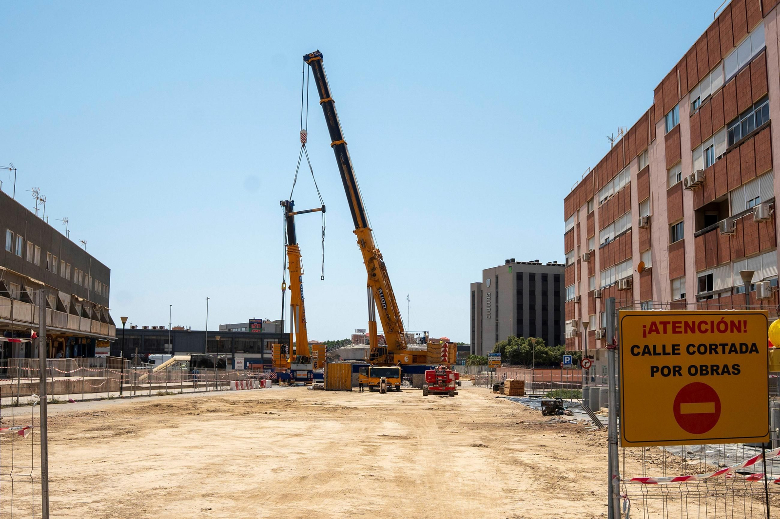 Las grúas en acción en la zona de trabajos de la avenida de Montserrat.