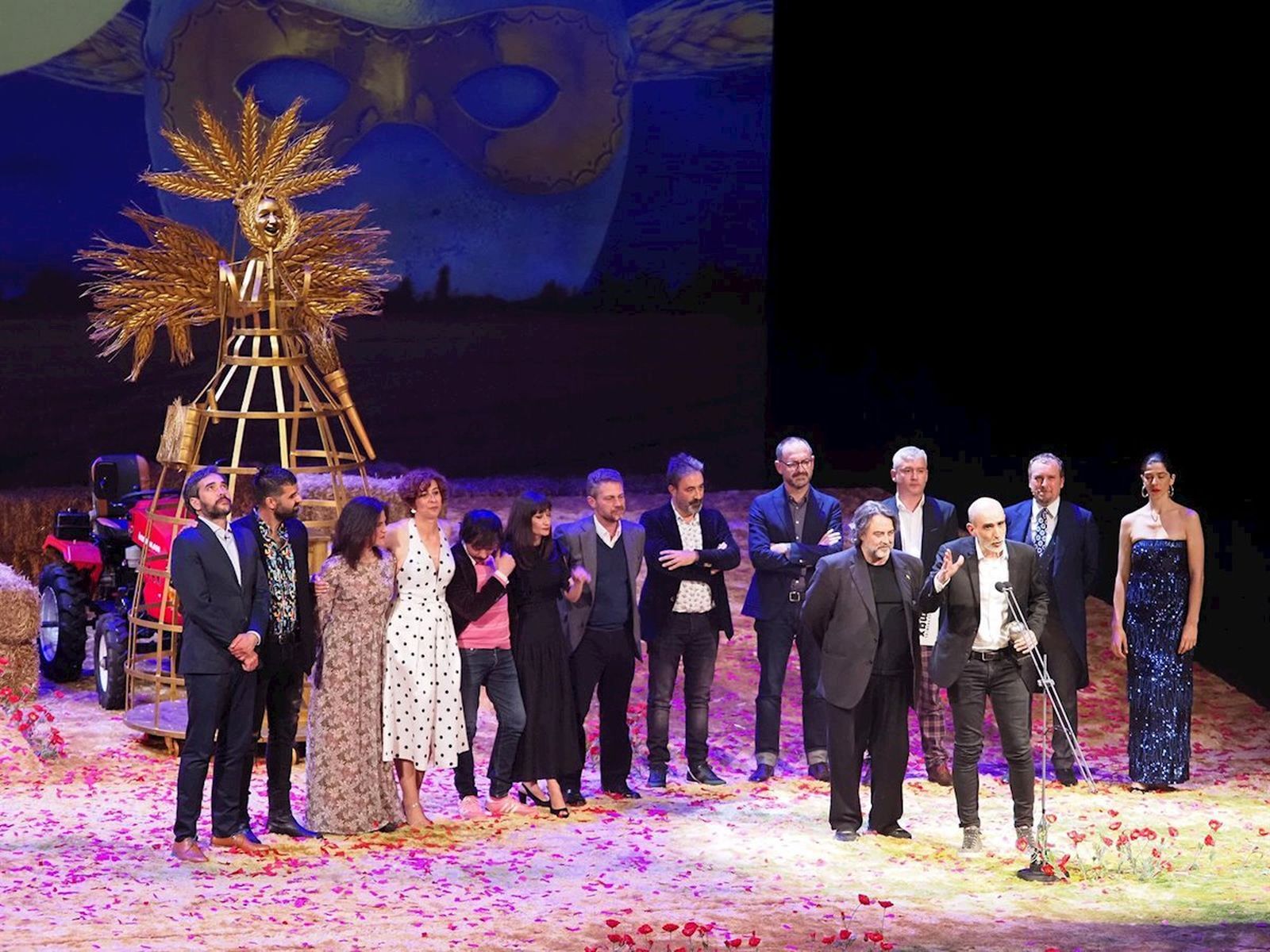 El equipo de 'La ternura', de Alfredo Sanzol, recoge el Max el mejor espectáculo de teatro el año pasado.