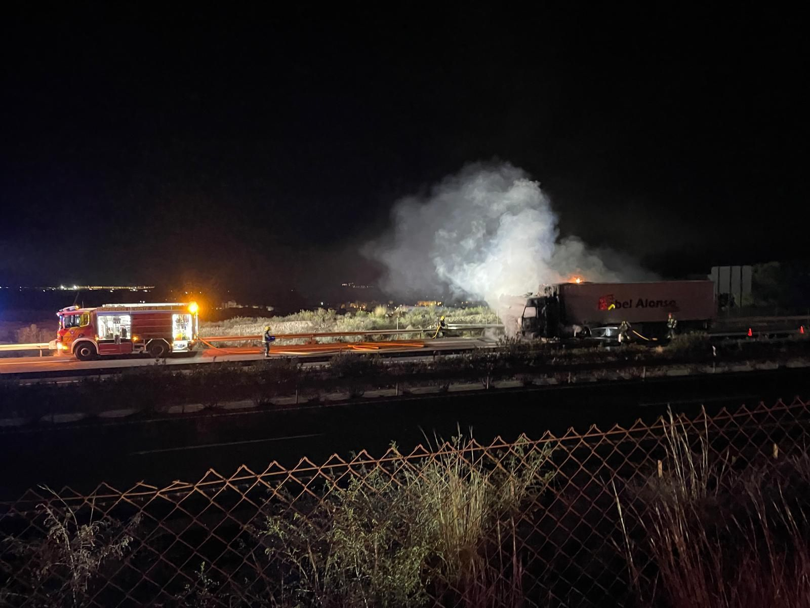 Un camión arde en la Autovía A-7 en Vera, en imágenes