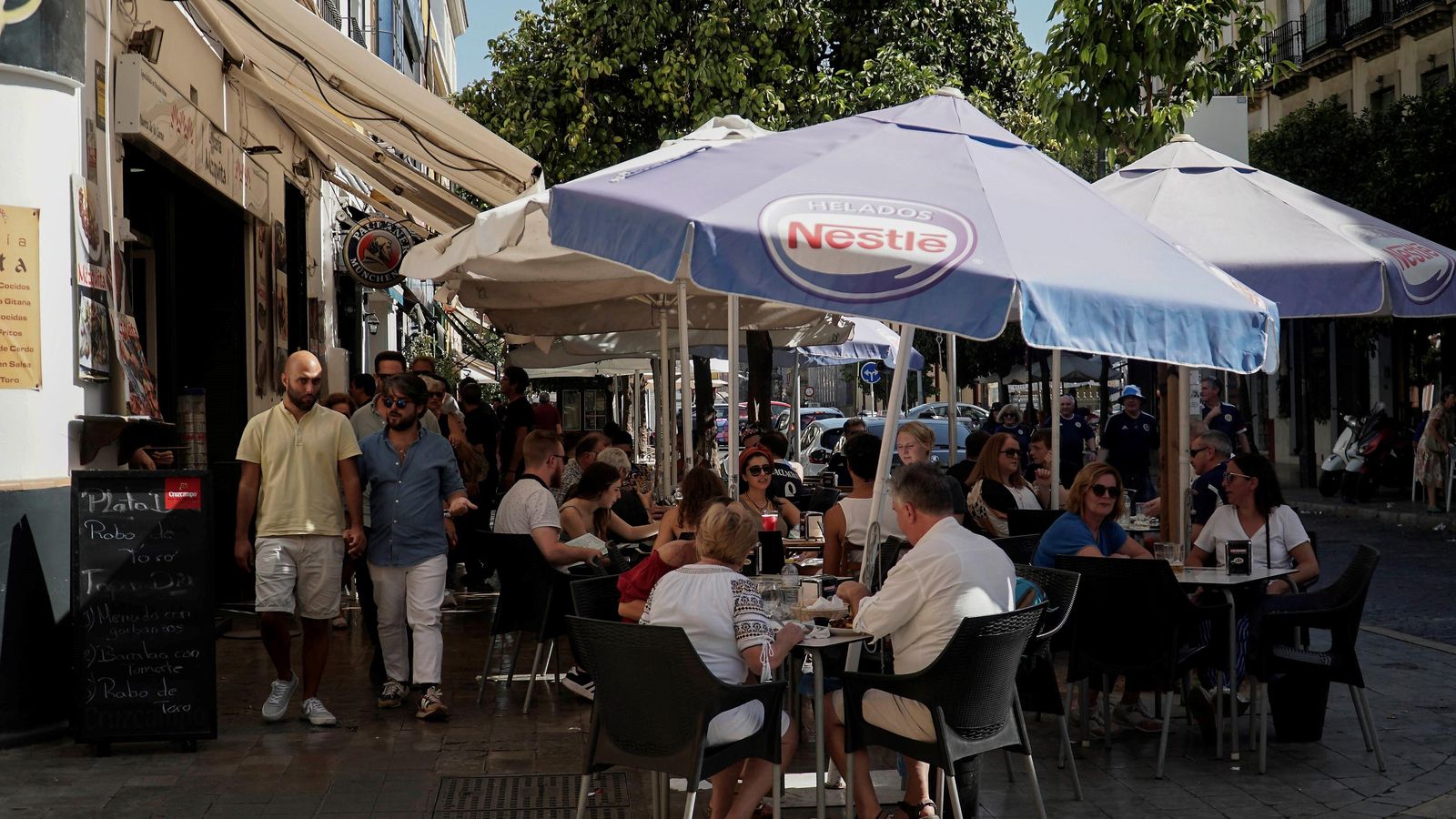 Veladores en una acera de la Puerta de la Carne.
