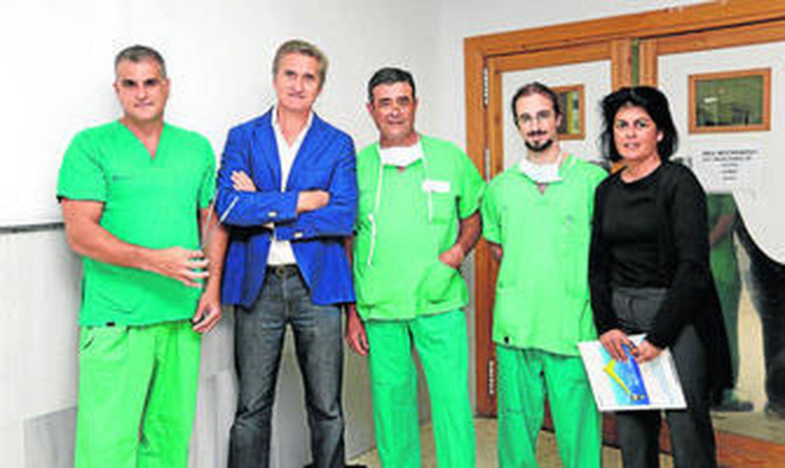 Javier Vico (de chaqueta), con algunos de los miembros del equipo que han desarrollado el dispositivo.