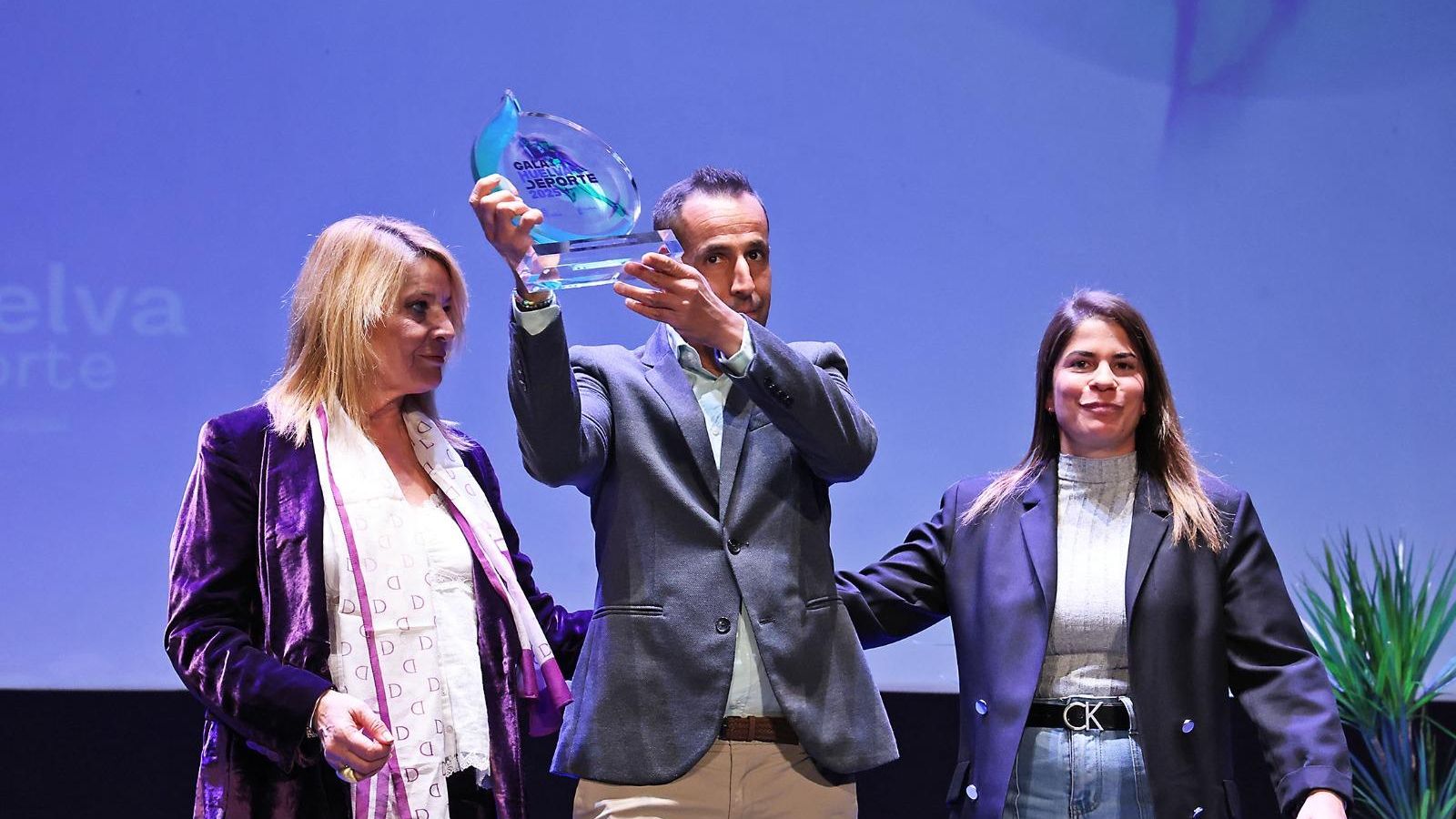 Emilio Martín, con el galardón que reconoce su trayectoria deportiva.