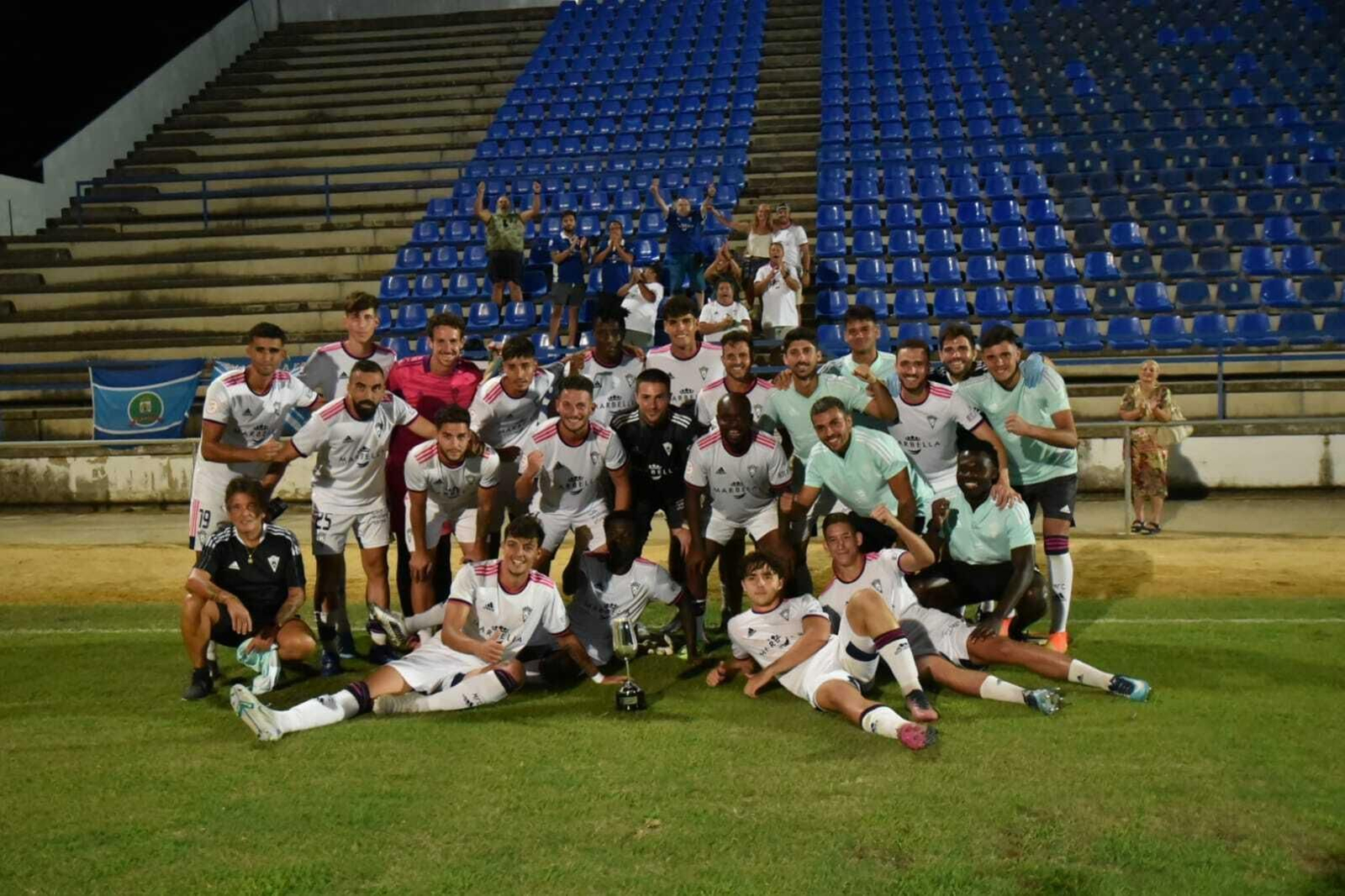 El Marbella posa con el Trofeo Feria de la Vendimia que logró en los penaltis.