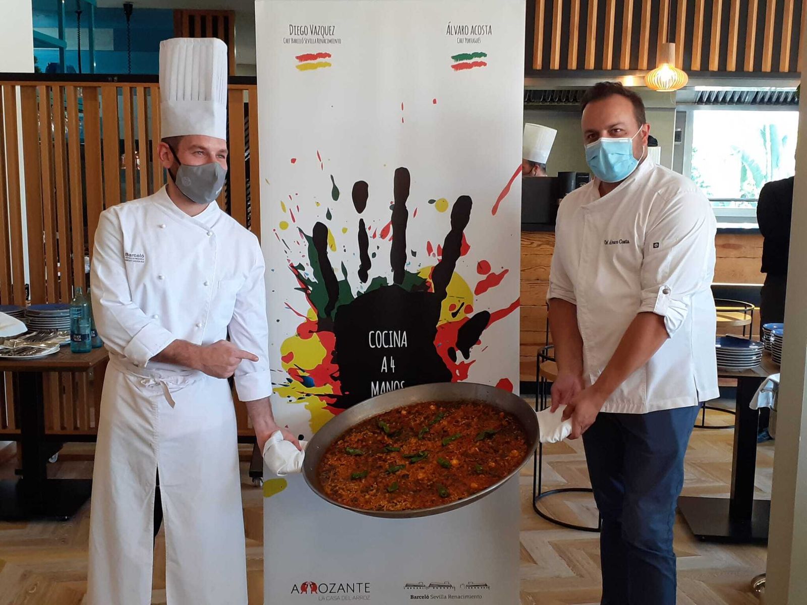 Diego Vázquez y Álvaro Costa posan con el arroz de verduras de temporada.