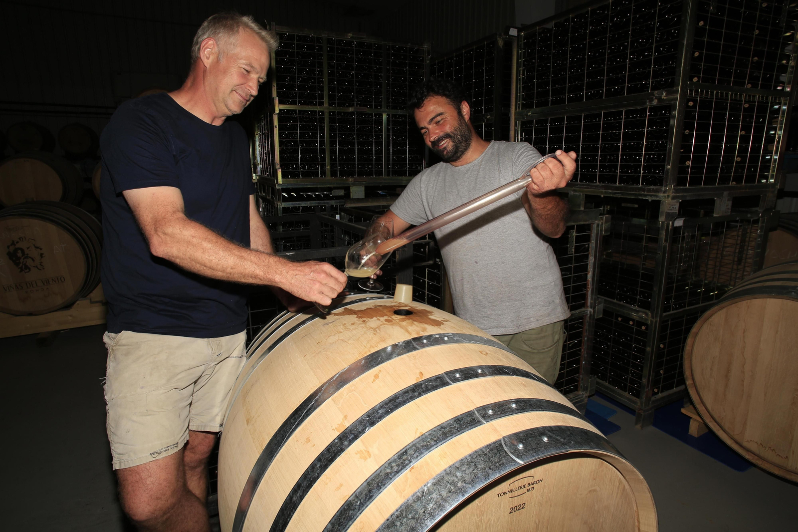 Carrizosa y Norris prueban el vino. Carrizosa y Norris prueban el vino.