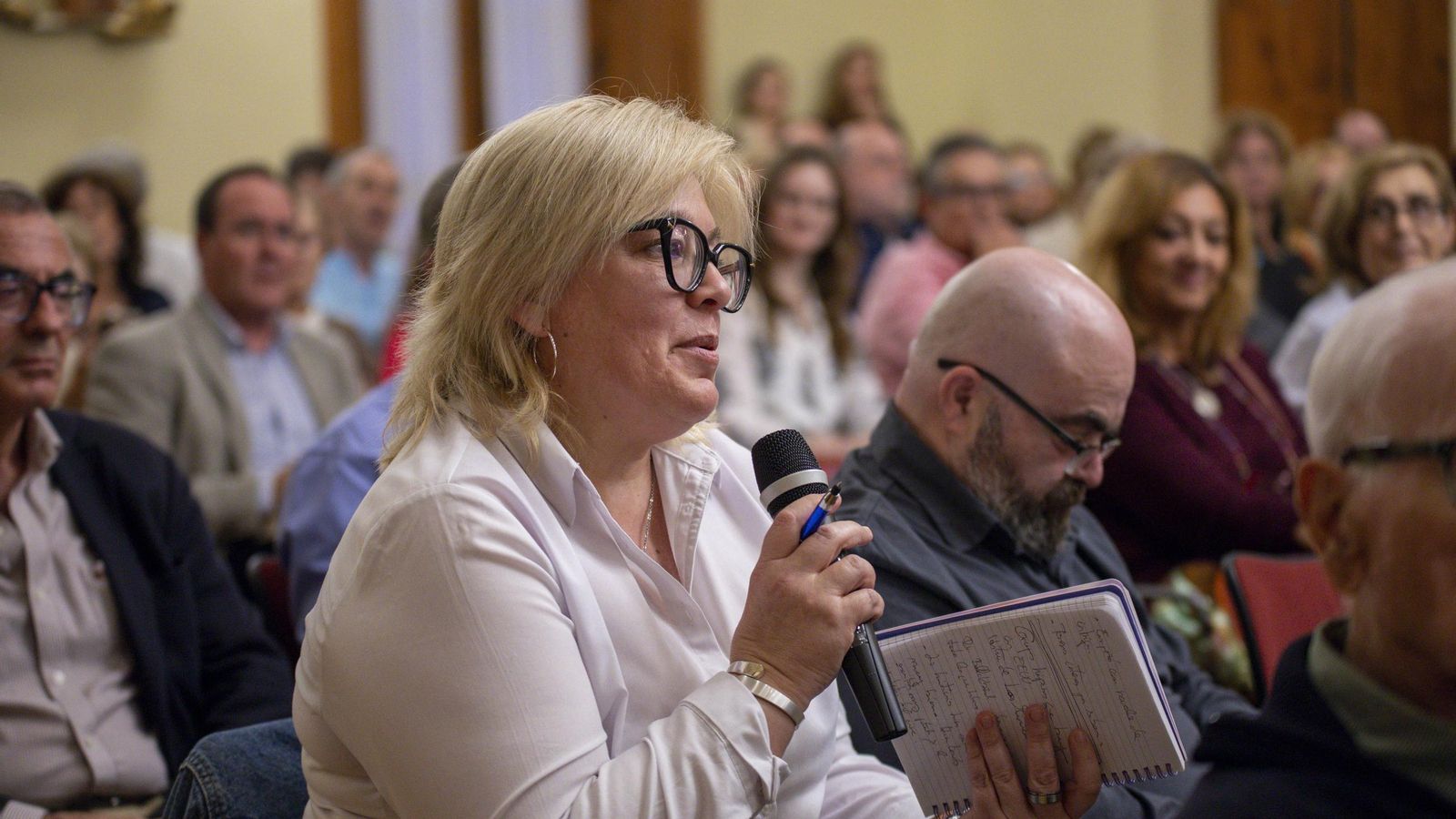 Irene Gálvez haciendo una pregunta al escritor madrileño.