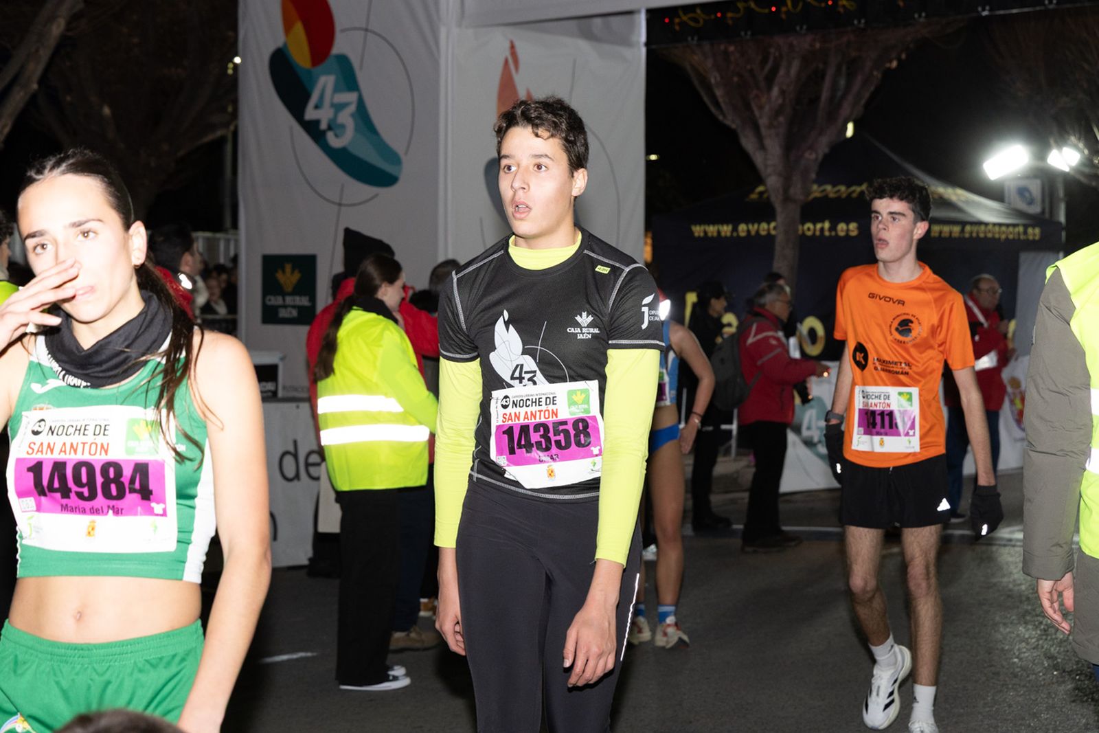 En imágenes: 2.000 atletas brillan con luz propia en la infantil de la Carrera de San Antón 2026