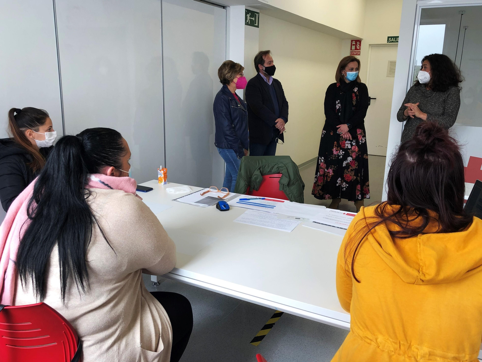 Imagen de la visita de Carmen Collado a Cruz Roja.