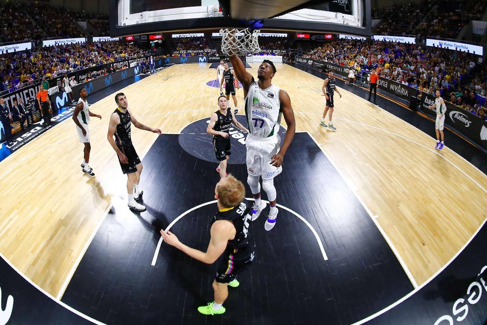 Yankuba Sima deja una bandeja.