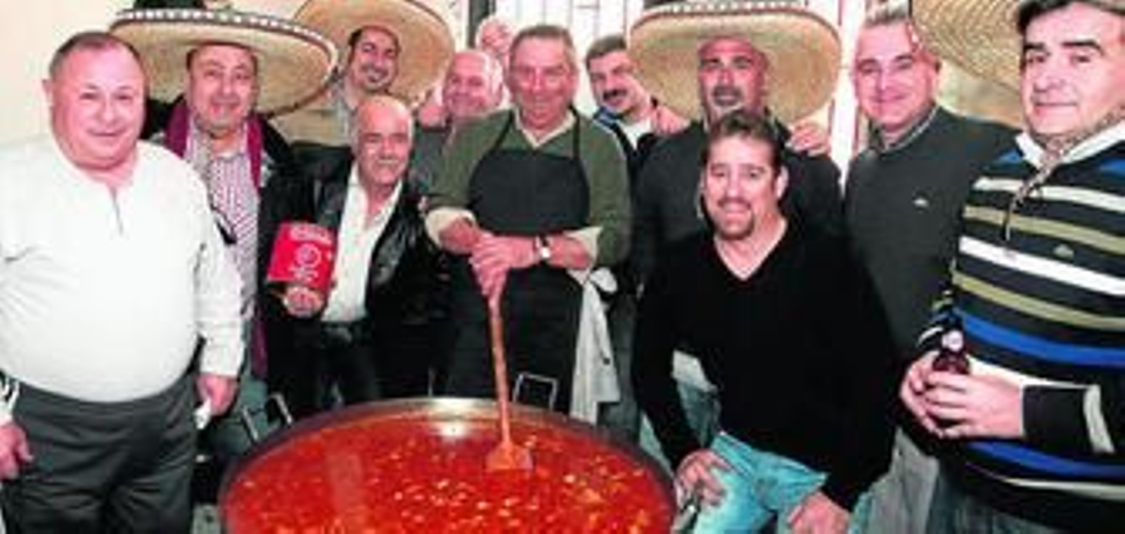 Imagen de la paella que se degustó ayer junto a miembros de la chirigota de Pepe Torres. Imagen de la paella que se degustó ayer junto a miembros de la chirigota de Pepe Torres.