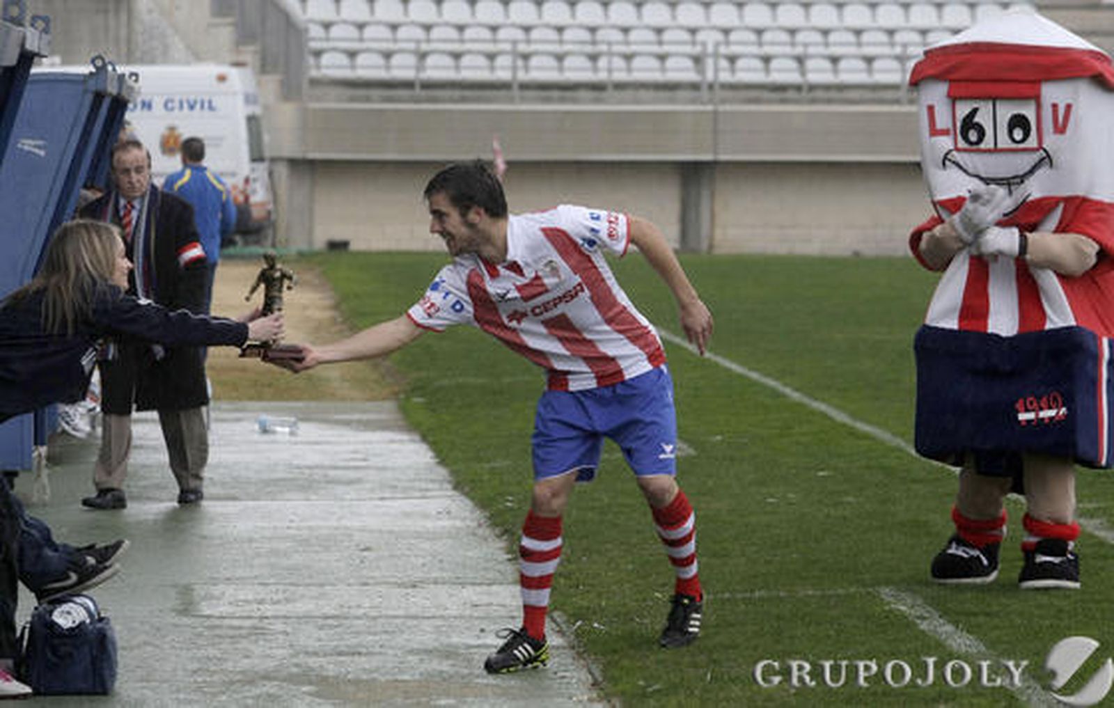 El Algeciras se aleja aún más de la zona de liguilla al perder en el Nuevo Mirador ante el San Fernando./Fotos:Erasmo Fenoy

Foto: Erasmo Fenoy