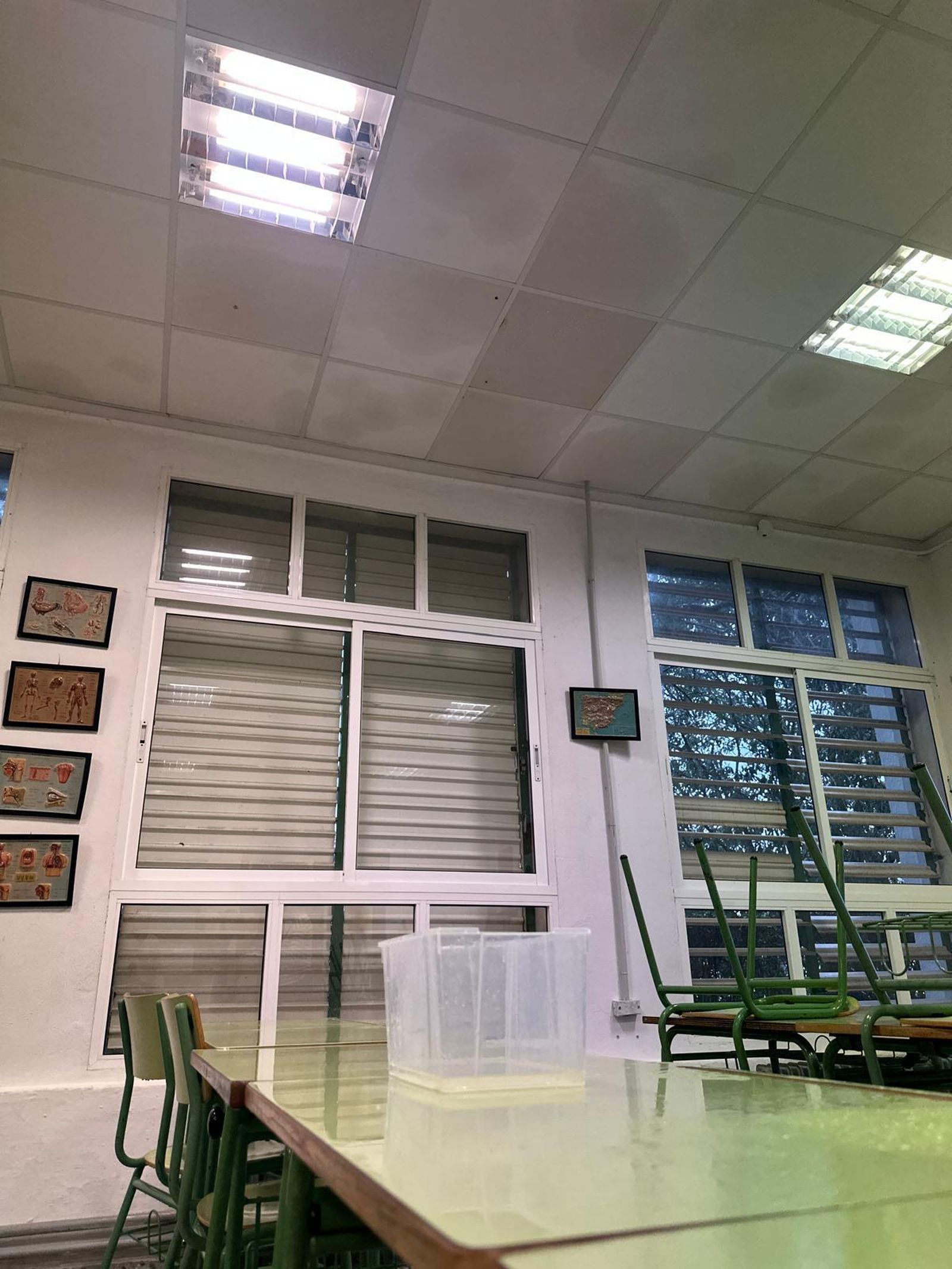 Fotografías de las goteras y humedades en el IES San Blas de Aracena, con alumnos desalojados este miércoles