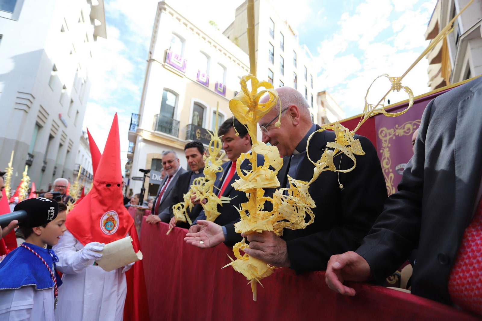 Imágenes del recorrido de la Borriquita  por las calles de Huelva
