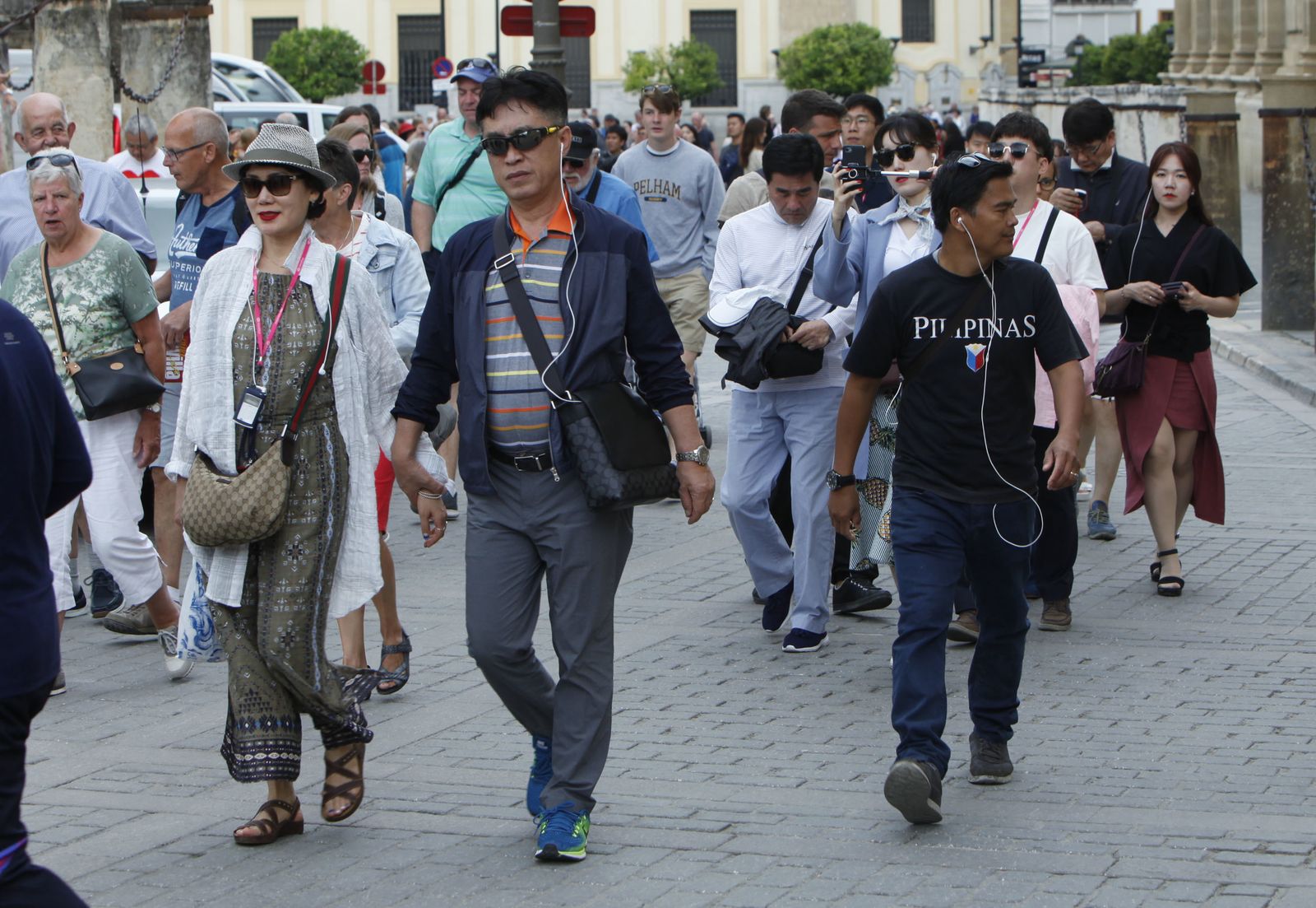 Un grupo de turistas por el centro de Sevilla.