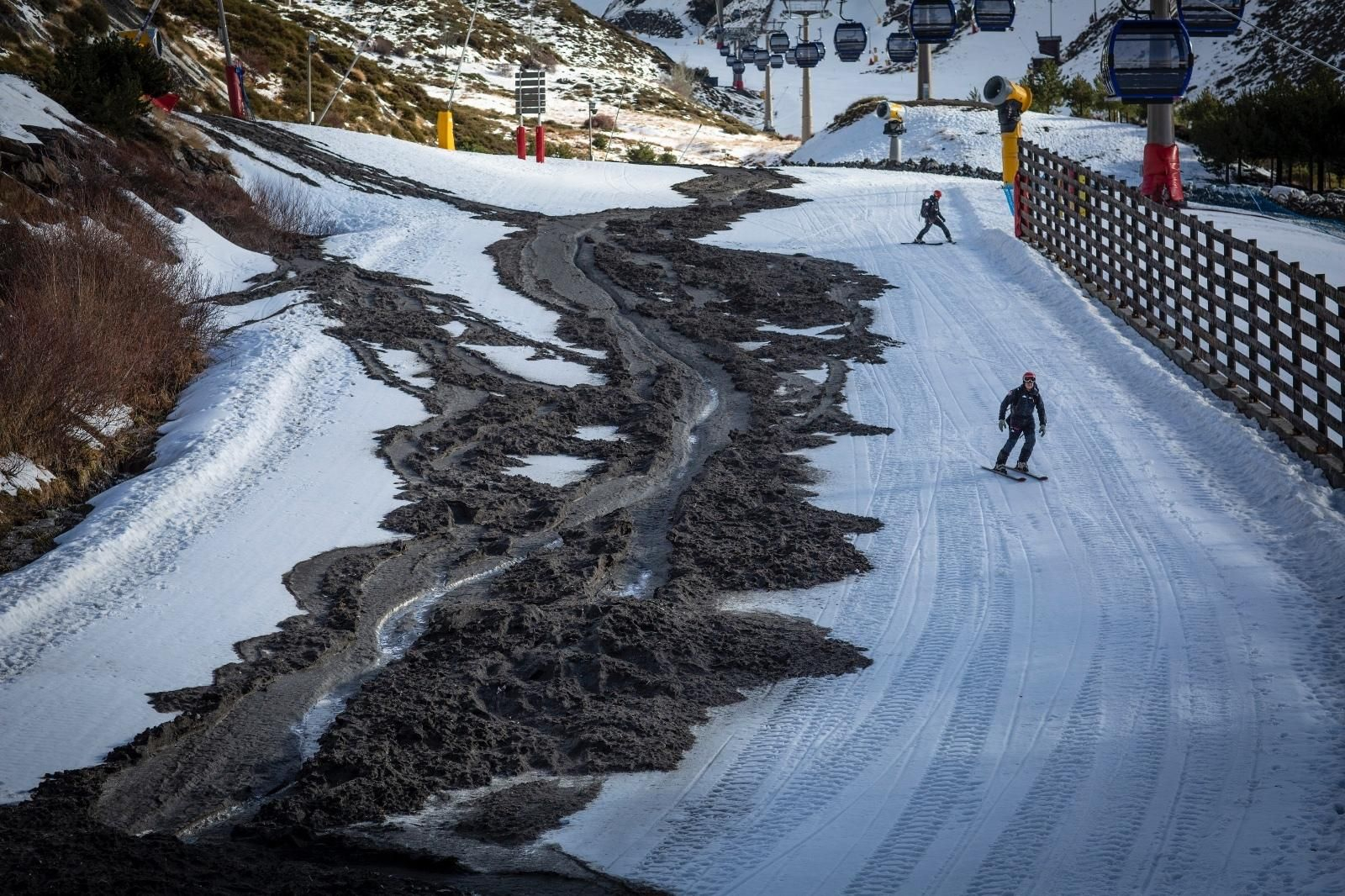 Fotogalería | La lengua de agua, nieve y barro que inunda Sierra Nevada