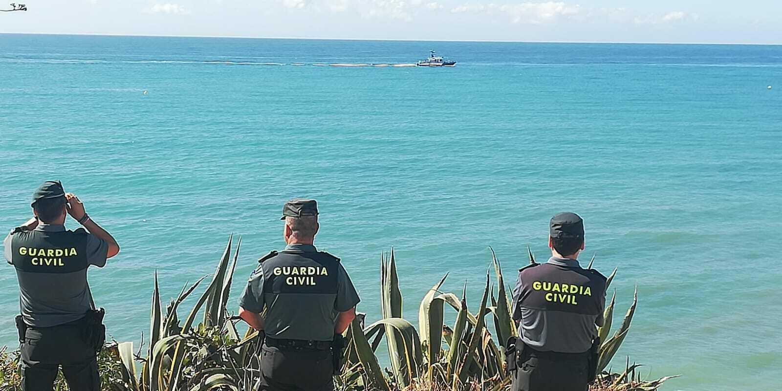 Agentes de la Guardia Civil rastreando el mar ayer en los Caños de Meca.