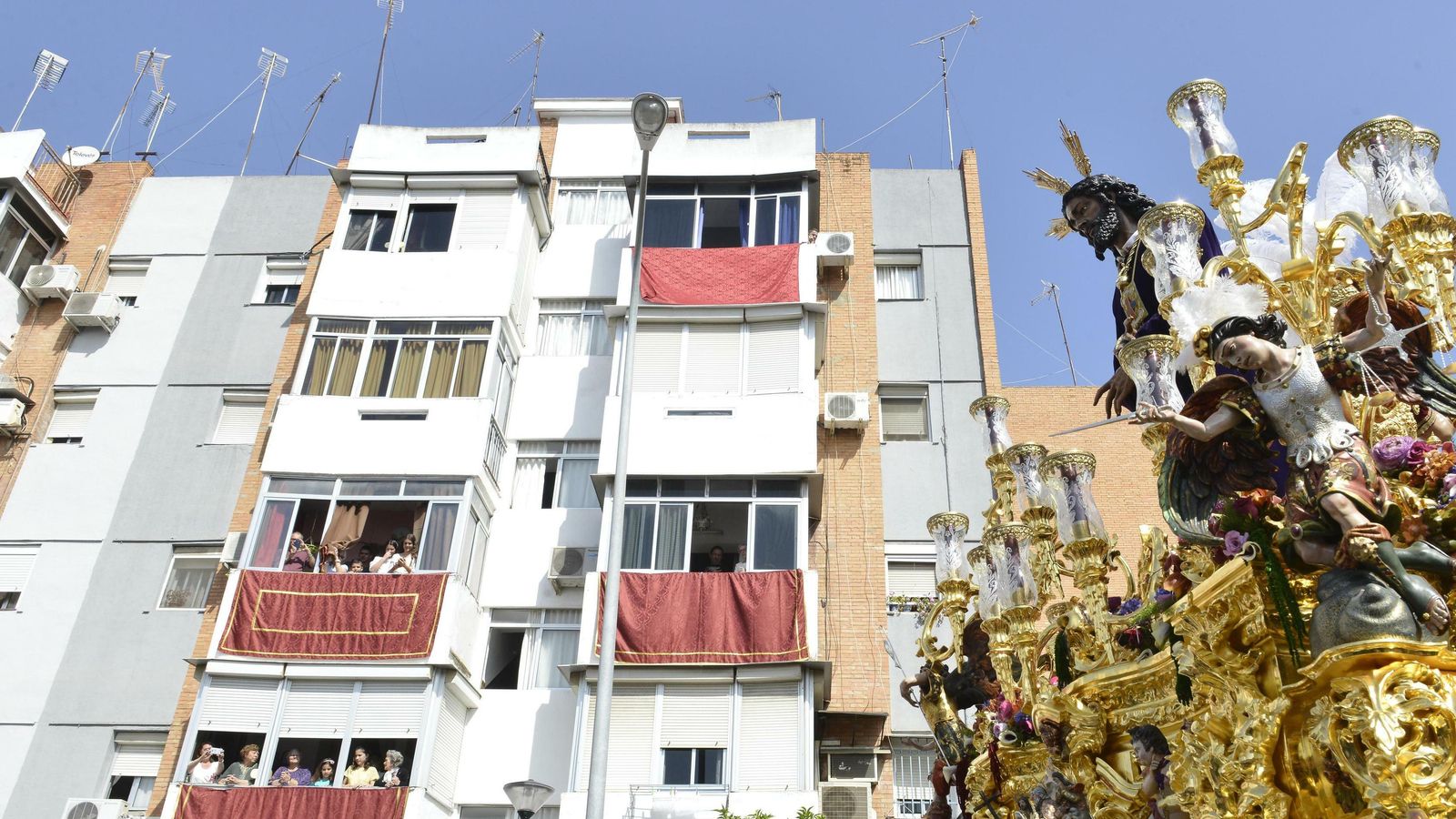 Colgaduras en las ventanas del Polígono de San Pablo para el paso de la cofradía.