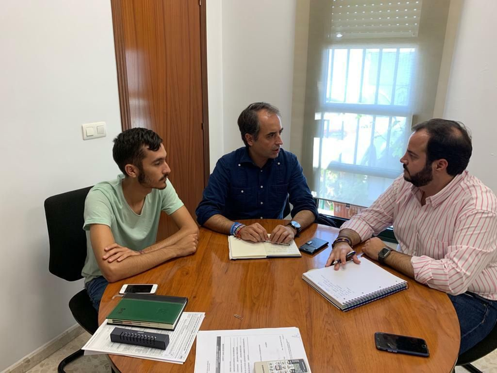 Saldaña dialoga con Ricardo Sánchez en el Ayuntamiento de Estella.