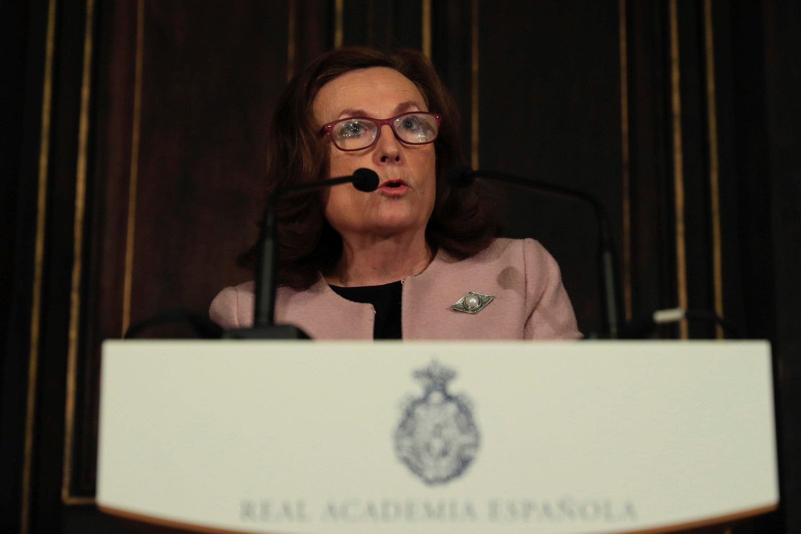 Aurora Egido, secretaria de la Academia de la Lengua, informa del resultado de la votación.