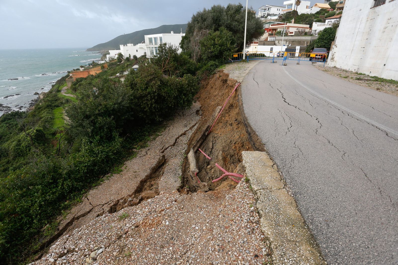 Las fotografías de los desprendimientos en varias calles de la urbanización El Faro, en Algeciras