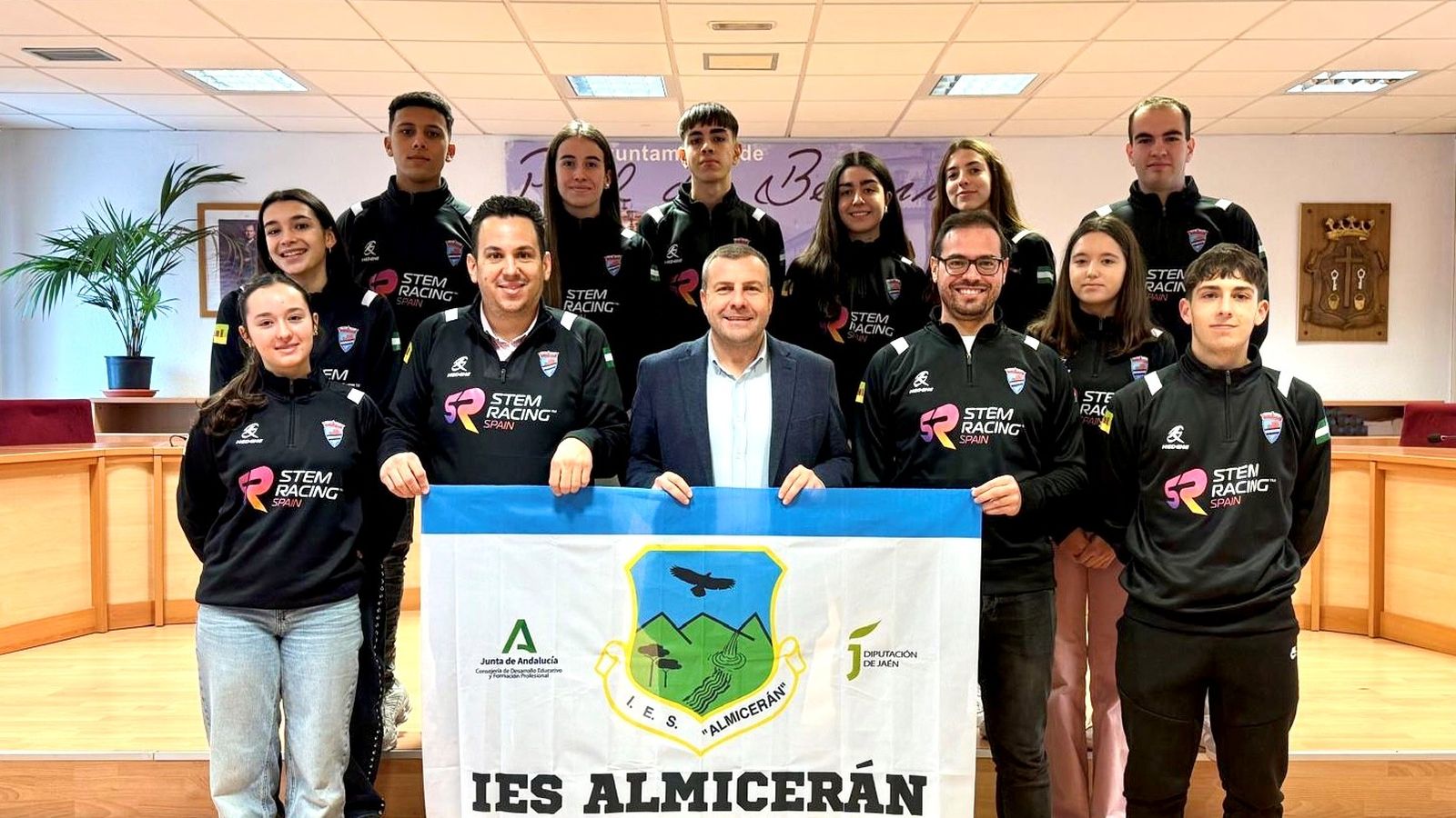 Equipo del IES Almicerán junto al alcalde de Peal de Becerro, David Rodríguez.