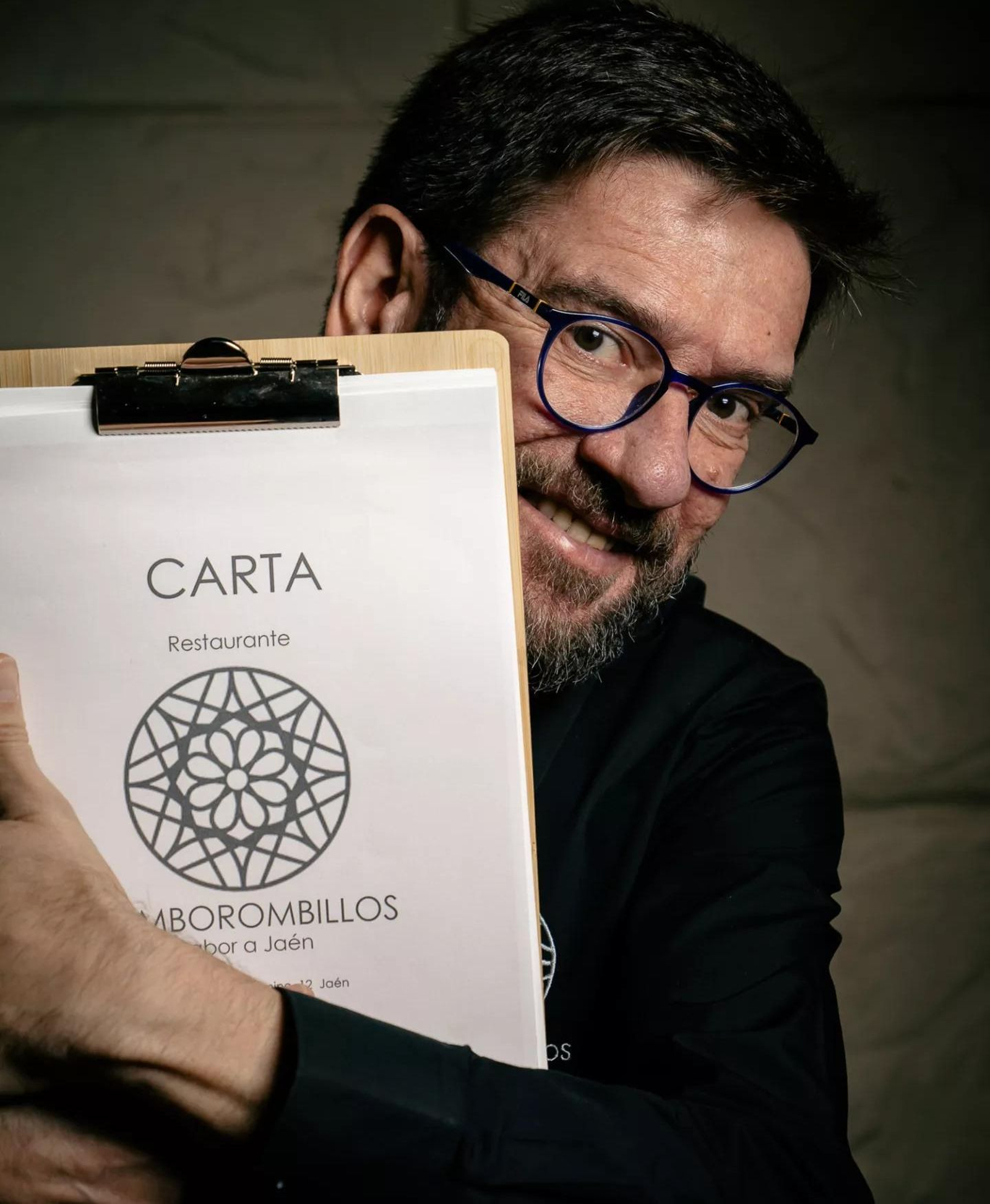 Joaquín Machuca, gerente de Bomborombillos, con la carta del restaurante.