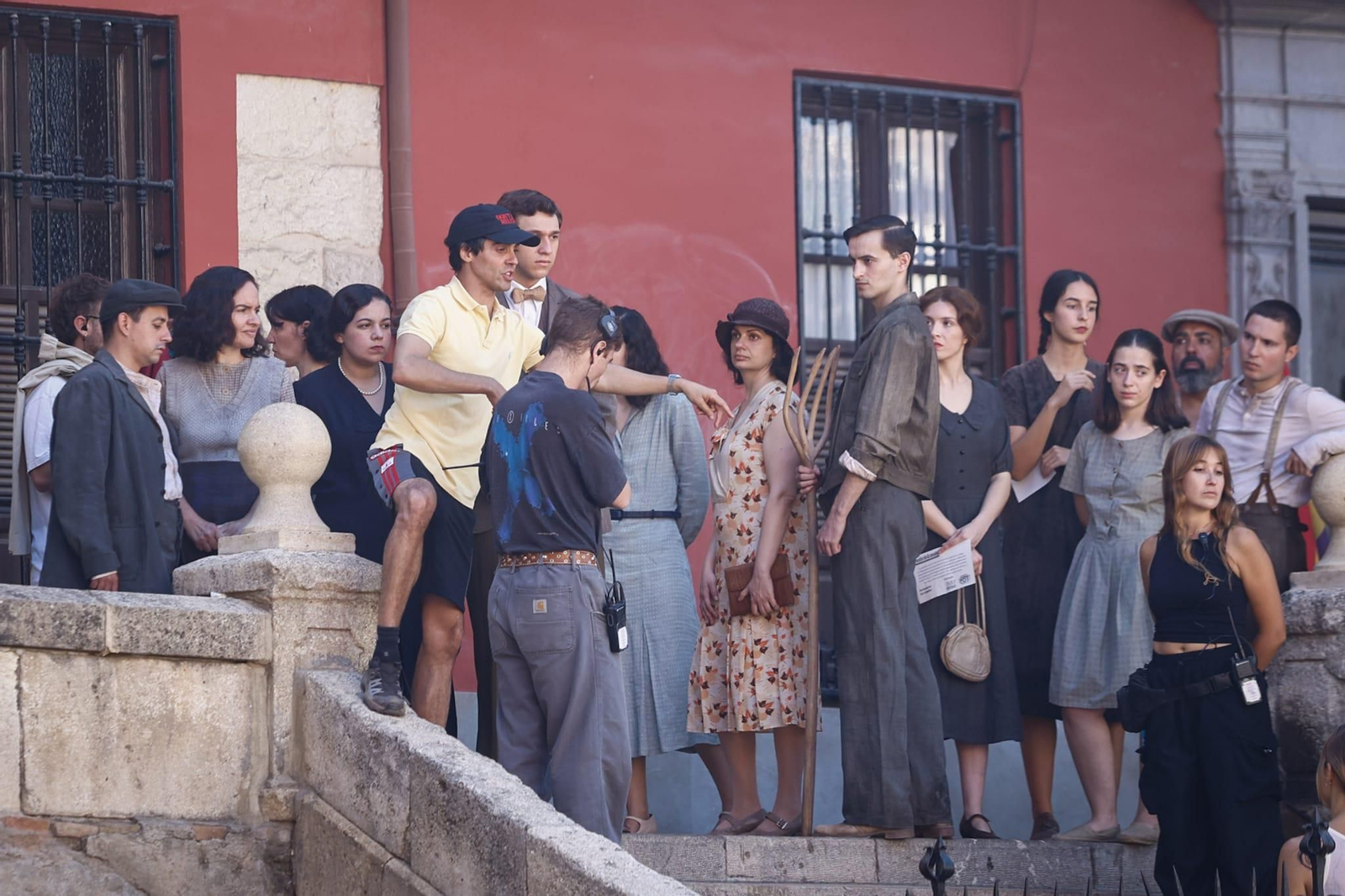 Fotos: así es el rodaje de la película de Los Javis en la plaza de Santa Ana de Granada