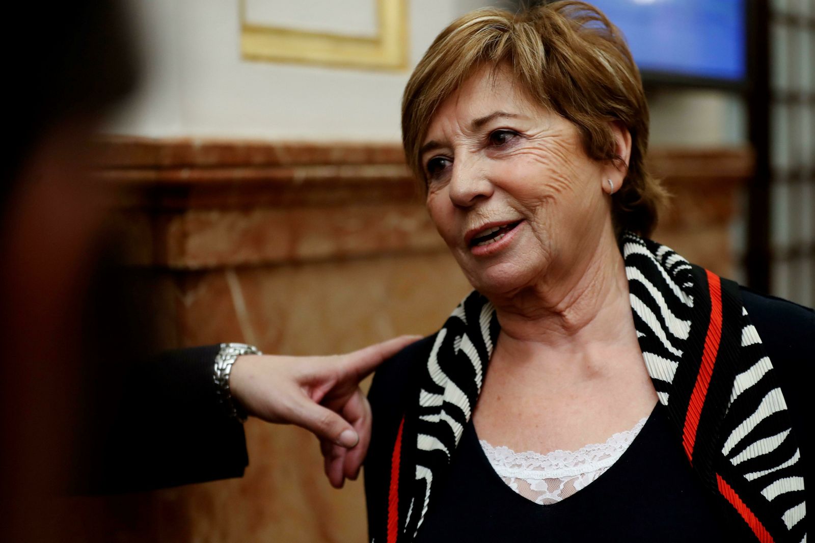 Celia Villalobos ayer en los pasillos del Congreso de los Diputados.