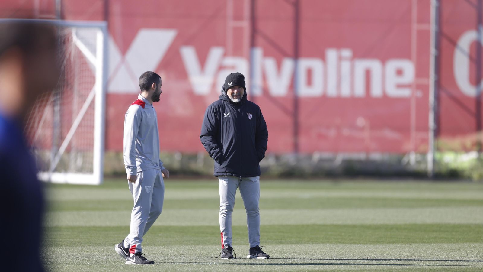 Sampaoli dialoga con un ayudante durante el entrenamiento del Sevilla.
