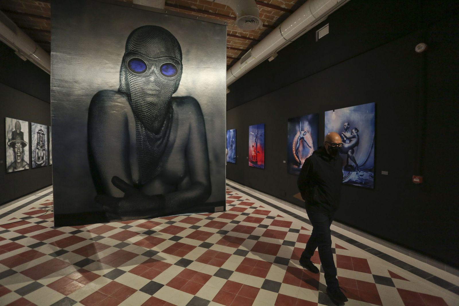 Salomón Castiel, director de La Térmica, junto a las piezas de la exposición 'Metal'.