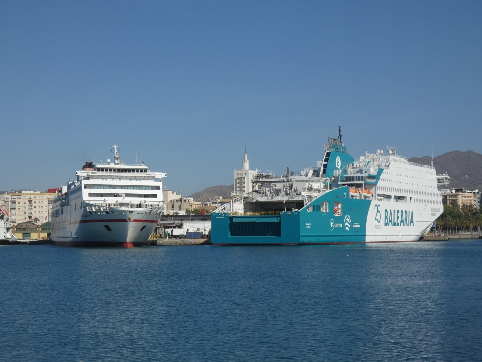Ferris de Armas Trasmediterránea y Baleària que cubren en la actualidad la línea de Melilla.