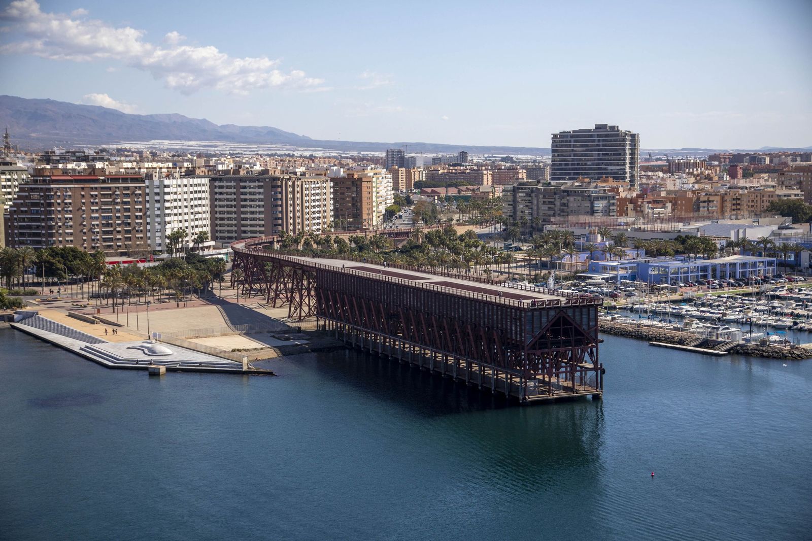El puerto de Almería, con el Cable Inglés al fondo, en el litoral urbano incluido en el ámbito del plan de maremotos.