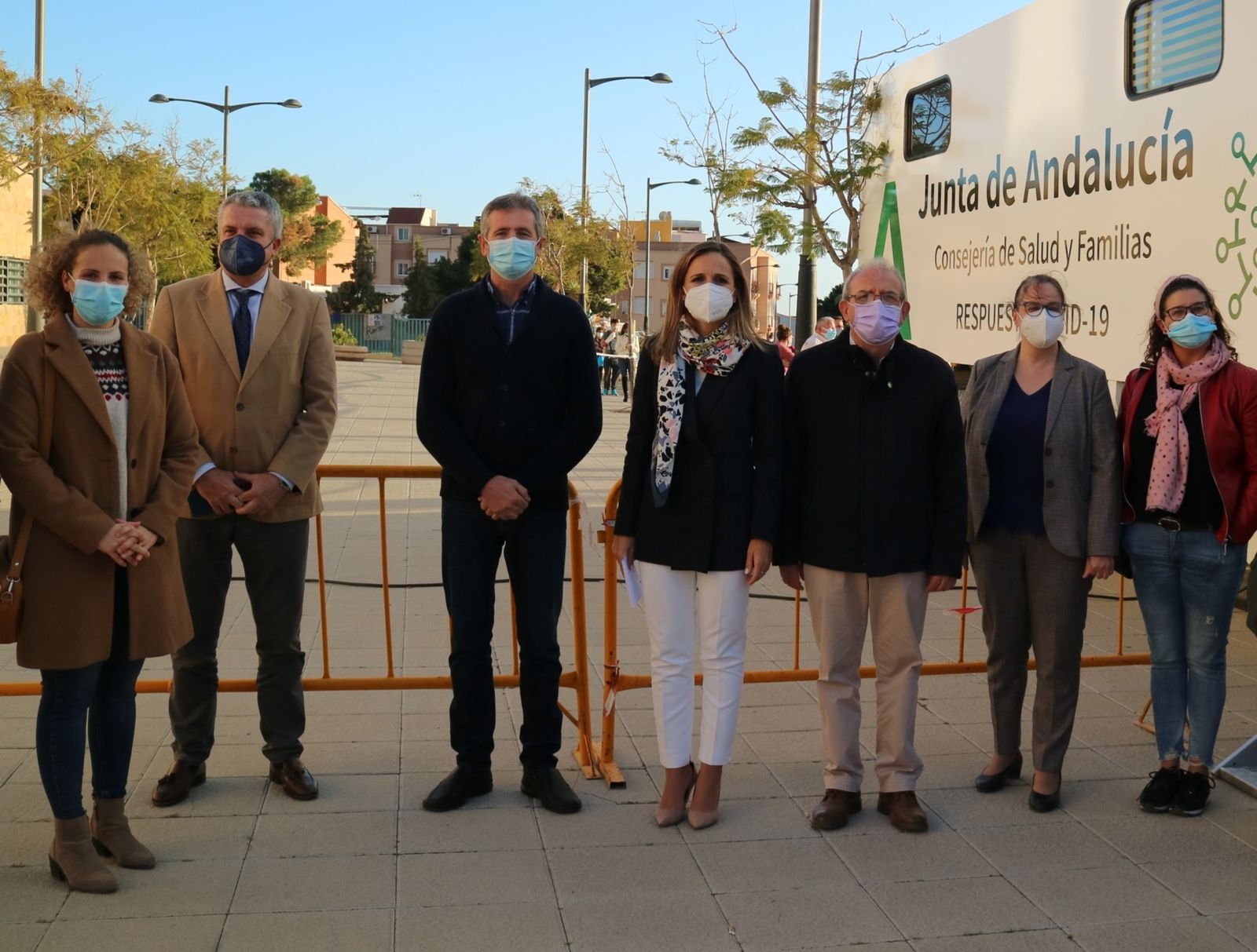 Visita institucional a la nueva unidad móvil para los cribados.