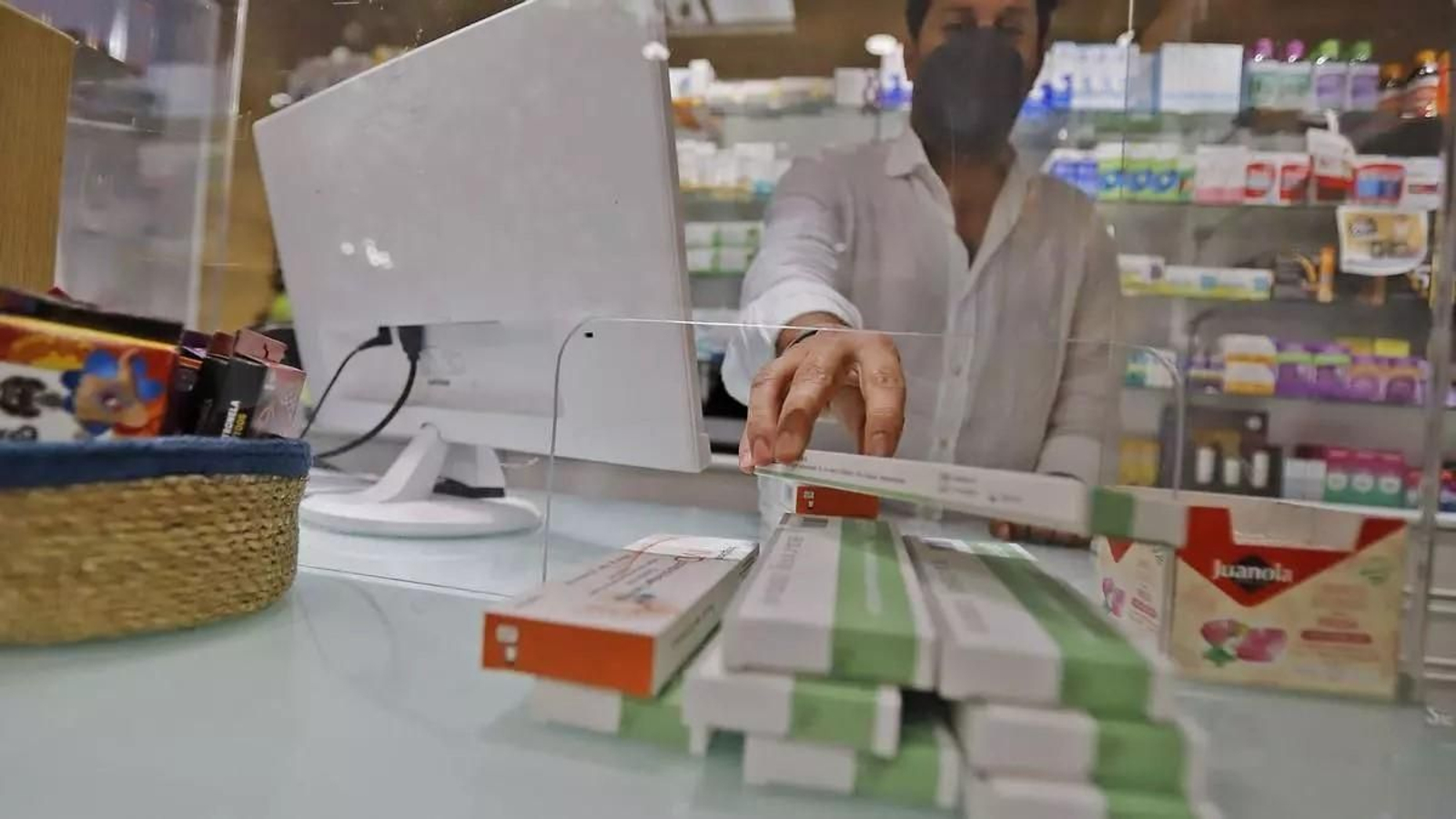 Farmacéutico atendiendo a un cliente