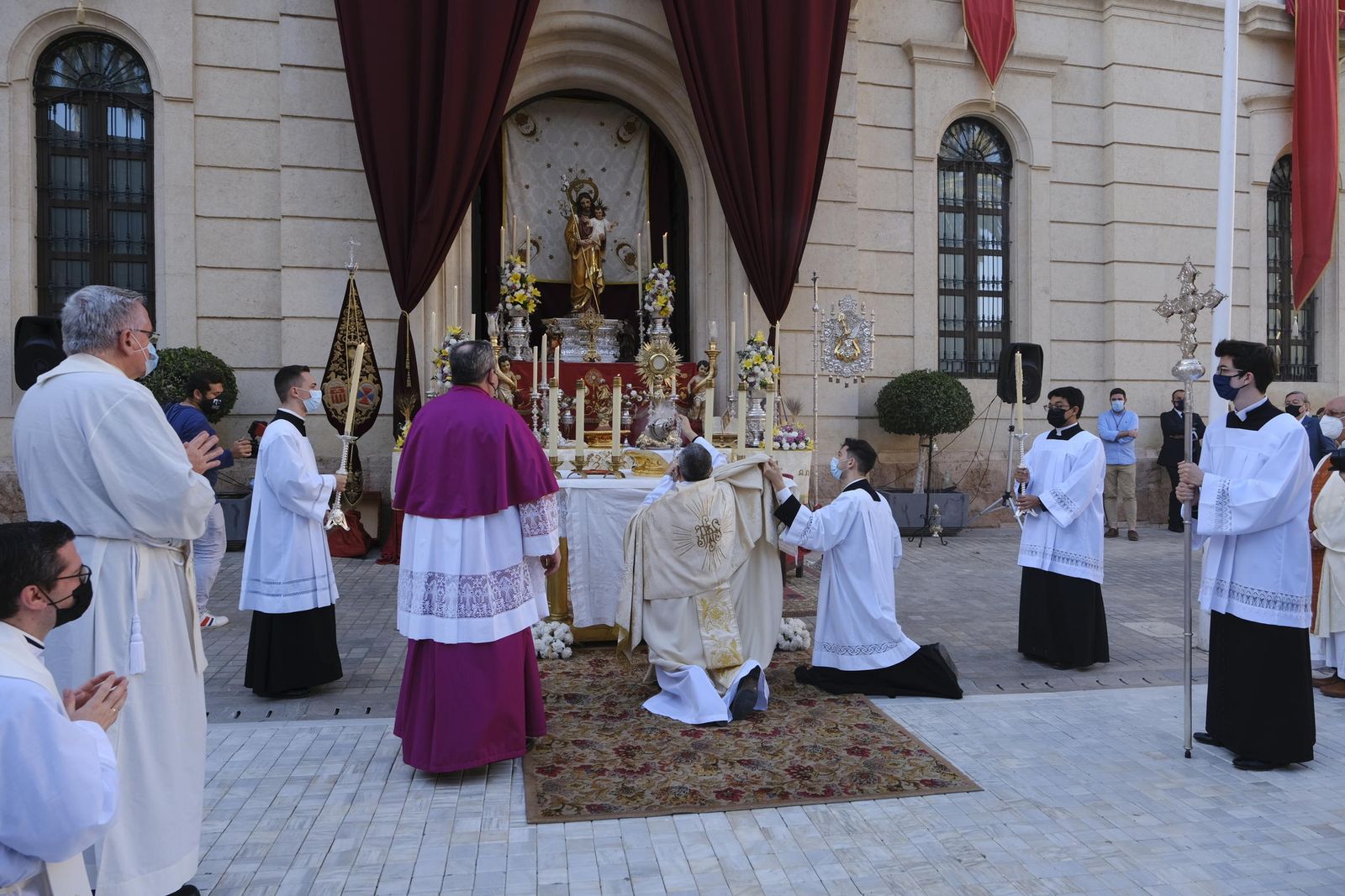 El Obispo coadjutor, ante el Altar Efímero de Prendimiento.