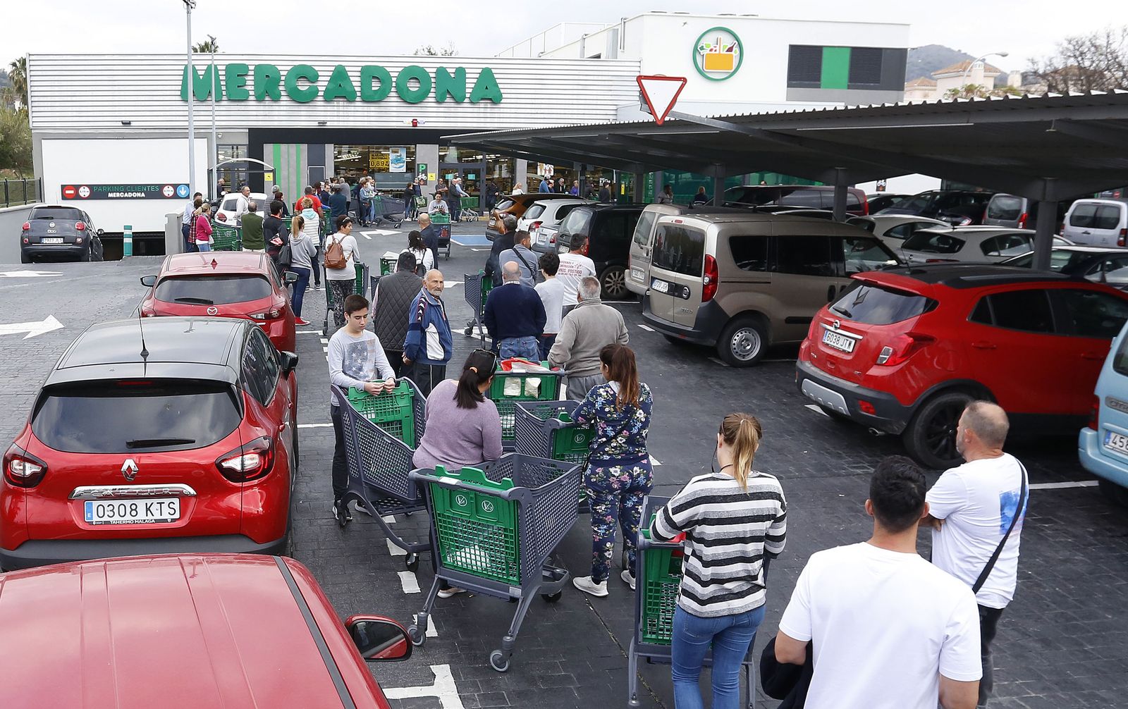 Varias personas hacen cola para entrar a un Mercadona.