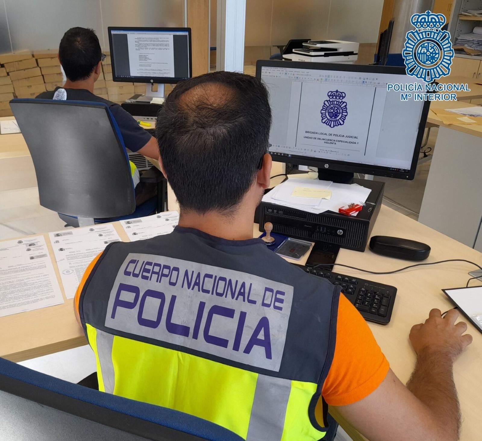 Un agente de la Policía Nacional