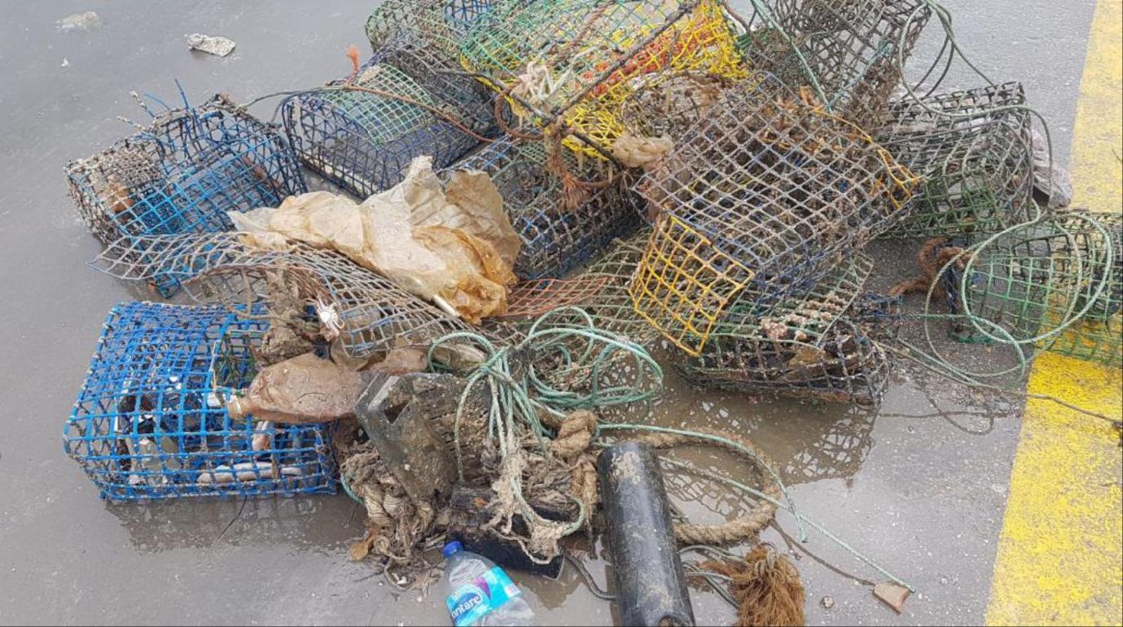 Basura y nasas de plástico recogida por los barcos colaboradores en el Puerto de Isla Cristina.