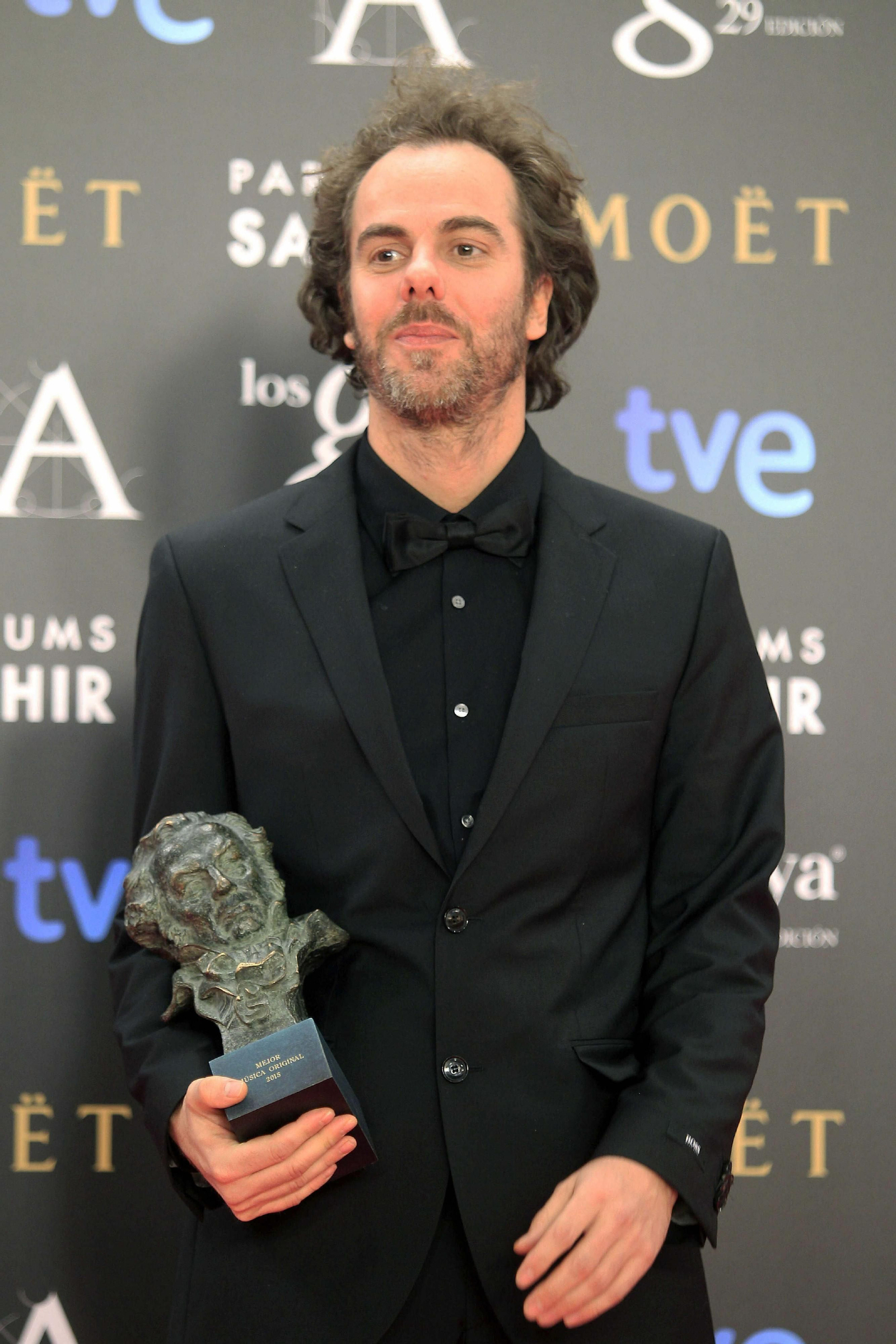 El  músico, cantante y compositor Julio  de  la  Rosa , tras recibir el  galardón a la mejor ‘Música original’, por su trabajo en ‘La  Isla Mínima’, durante la  gala de  entrega de  los  premios Goya  2015.