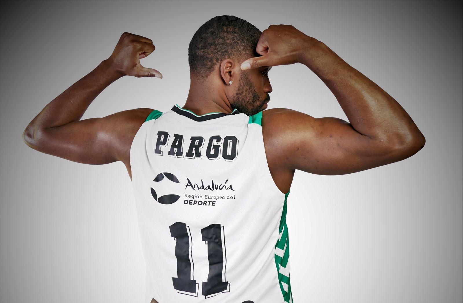Jeremy Pargo muestra su camiseta con el número 11, el mismo que luciera Evans.