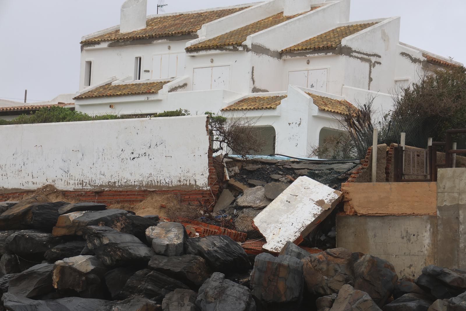 Casas destrozadas en El Portil junto a la línea de playa por el temporal: impactantes fotografías de los daños