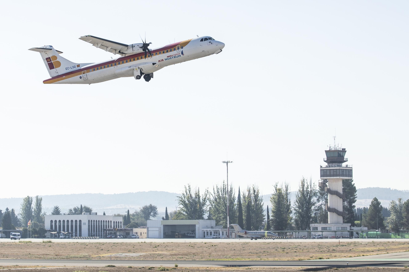 Un avión ATR 72-600 despega ayer con destino a Melilla, un vuelo cubierto como Obligación de Servicio Público.