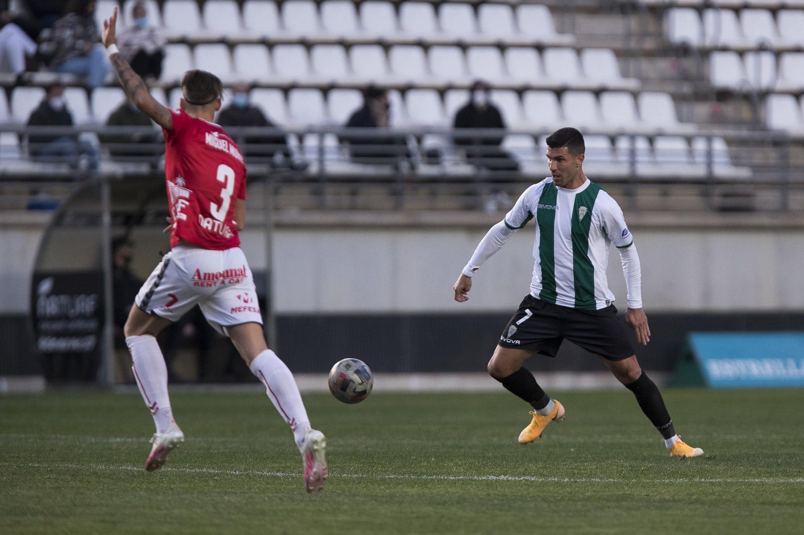 Willy Ledesma controla un balón en la visita al Real Murcia.