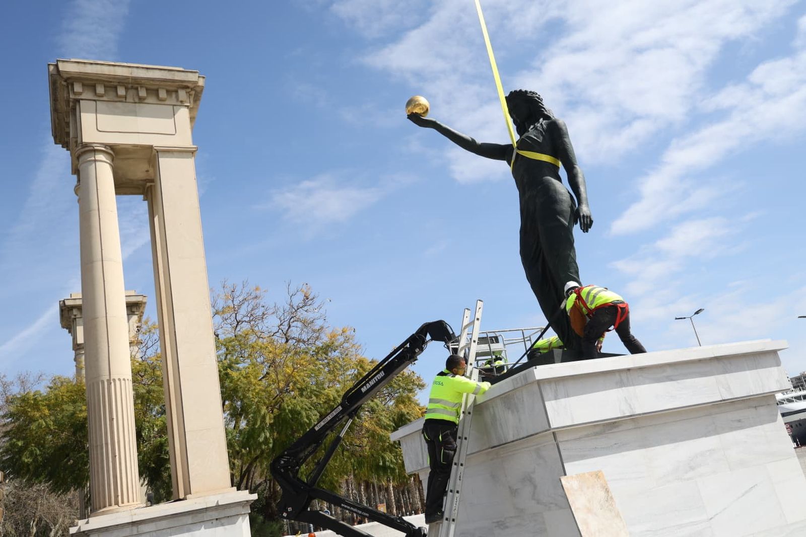 El montaje de las esculturas, en imagénes.