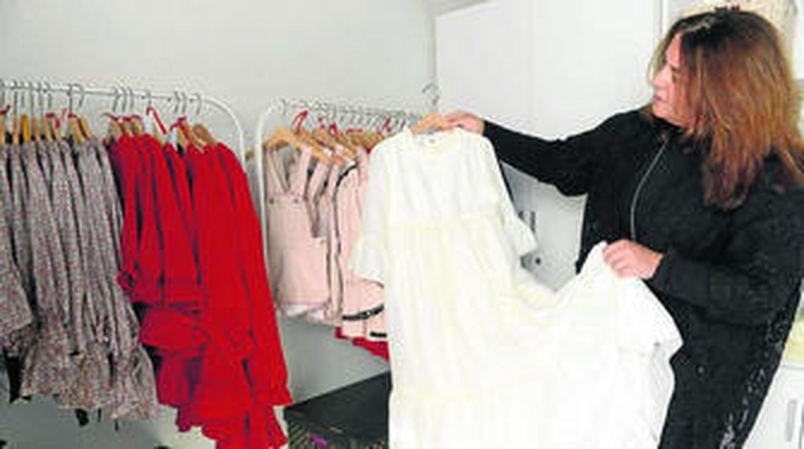 Beatriz Suanzes muestra algunas de sus creaciones.