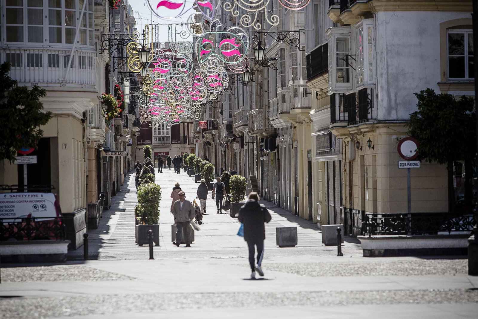 Imágenes del estado de alarma en Cádiz por el coronavirus durante la mañana de hoy.