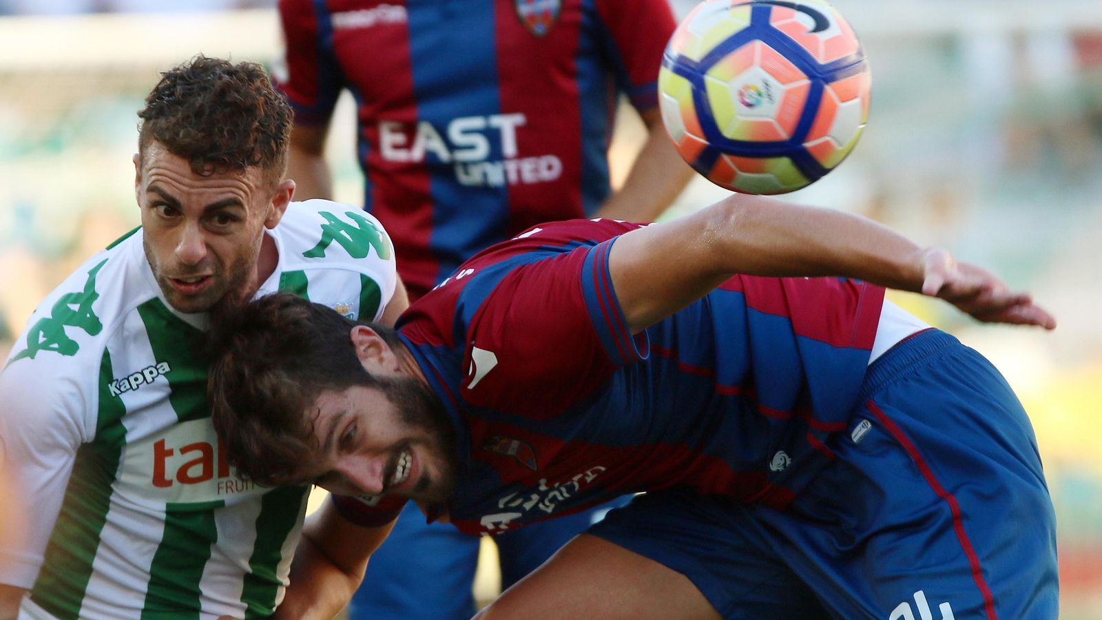 Rodri Ríos pelea un balón con Campaña en El Arcángel.