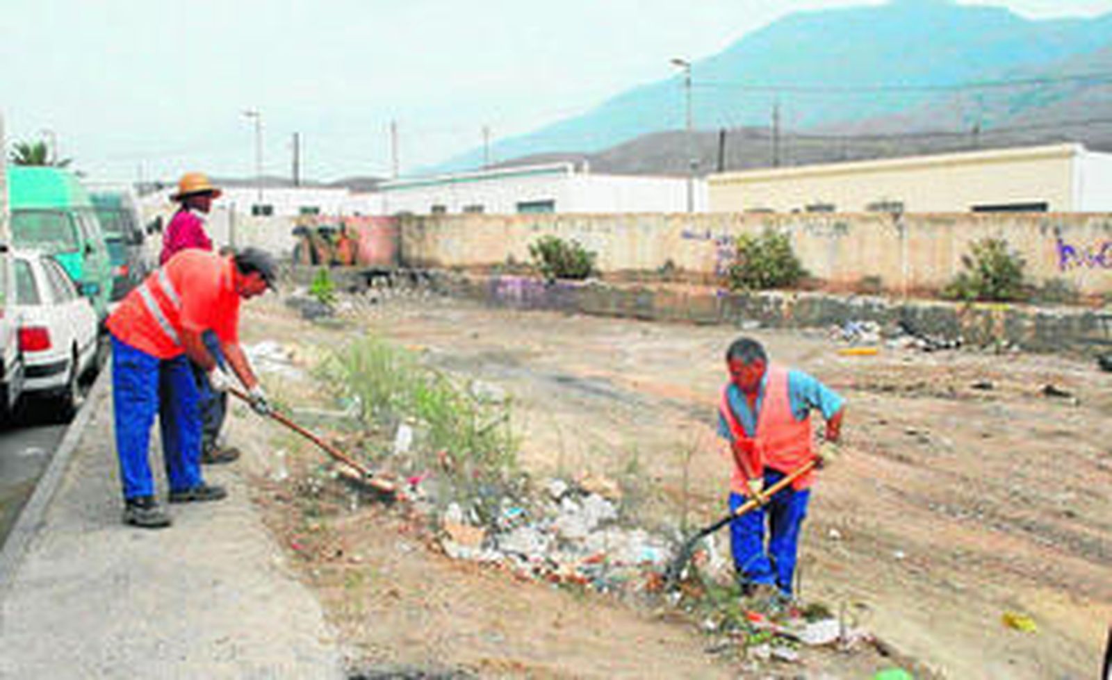 1. Un gran número de operarios dependientes del área de Servicios Públicos y Mantenimiento  del Ayuntamiento de El Ejido se han afanado en la limpieza de las calles y solares de la barriada de El Pampanico. 2. En estas actuaciones se han utilizado todos los medios con los que cuenta el área de Mantenimiento entre los que no han faltado máquinas tractoras para mover grandes cantidades de basura. 3. En las labores de limpieza también han colaborado muchos vecinos que han contado en todo momento con la compañía de la Policía Local de El Ejido.