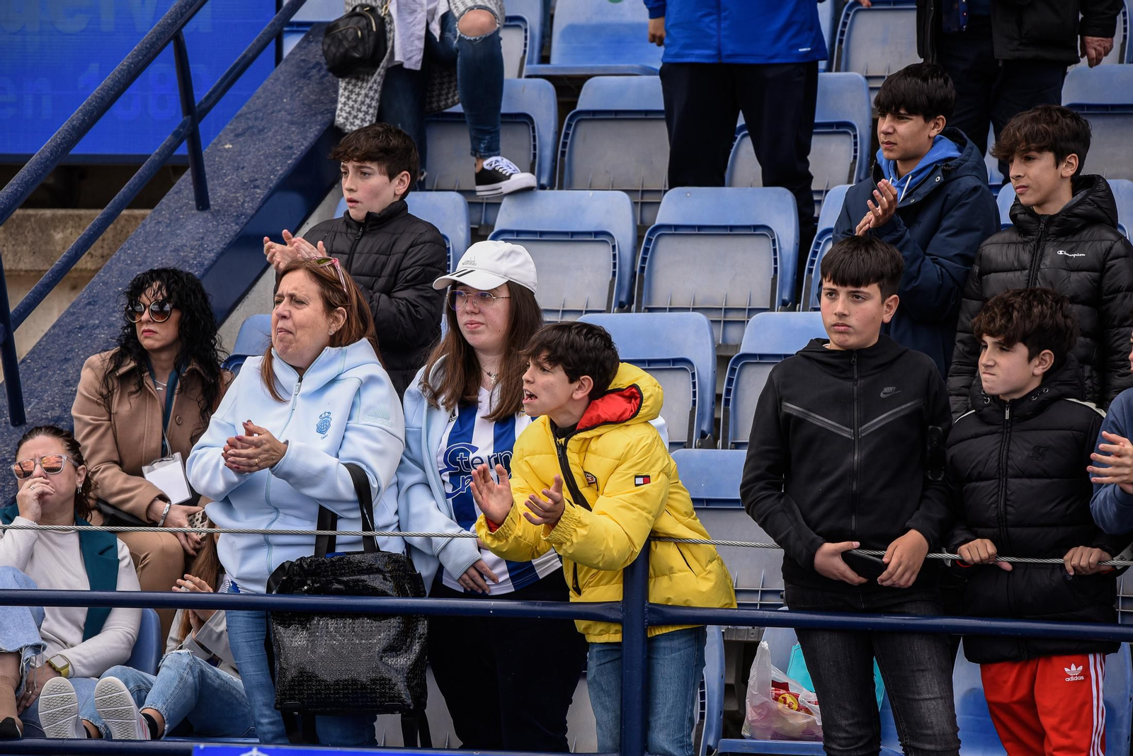 Imágenes de la afición en el Colombino en el Recreativo - Antequera