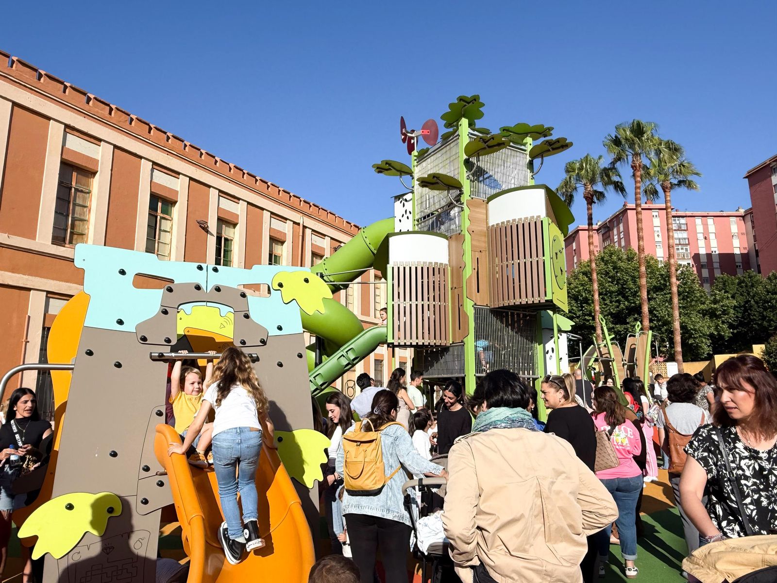 Las fotos de la inauguración del nuevo parque infantil junto al Conservatorio de La Línea